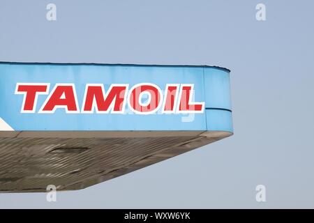 Milano, Italia - 22 Luglio 2015: Tamoil logo su una stazione di gas. Tamoil è il nome commerciale del Gruppo Oilinvest Foto Stock