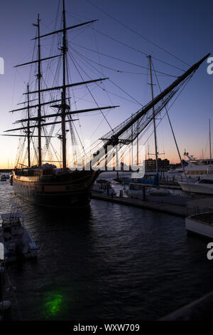 Impressionante nave a vela Oliver Hazard Perry con armo tradizionale ormeggiata nel porto di Newport, Rhode Island, STATI UNITI D'AMERICA Foto Stock