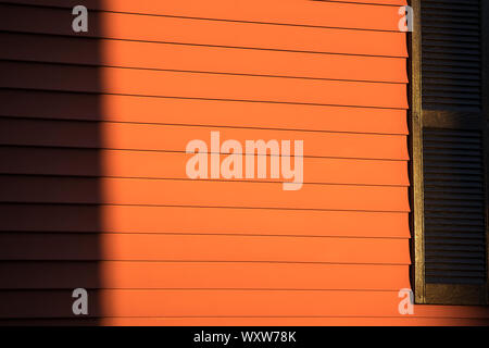 Luce e ombra - tradizionale clapboard home a Newport, Rhode Island, STATI UNITI D'AMERICA Foto Stock