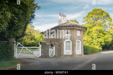 I conciatori ingresso lodge sulla A25 sul bordo del borgo antico di Brasted, Kent, Regno Unito Foto Stock