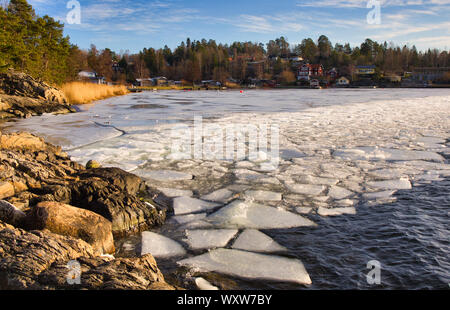 Ambientazione invernale gelida con ghiaccio che deriva ghiacciato, costa del Mar Baltico, Varmdo, arcipelago di Stoccolma, Svezia Foto Stock