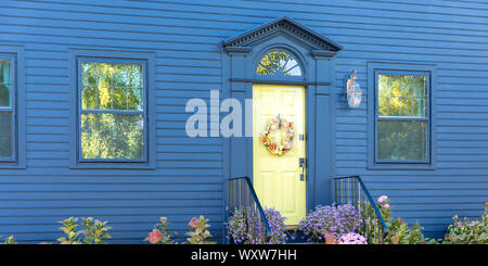 Tradizionale tipica ordinate di legno verniciato clapboard house di Newport, Rhode Island, STATI UNITI D'AMERICA Foto Stock