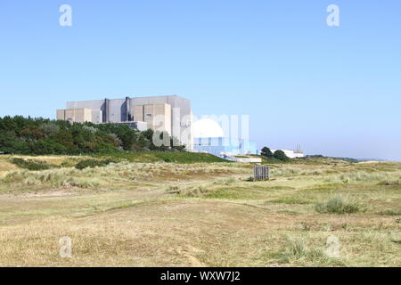 Sizewell A e B le centrali nucleari sulla costa del Suffolk vicino al villaggio di Sizewell. Sizewell A è in fase di smantellamento . La stazione B è il Regno Unito il più recente di una centrale nucleare. [ 2019 ] Foto Stock