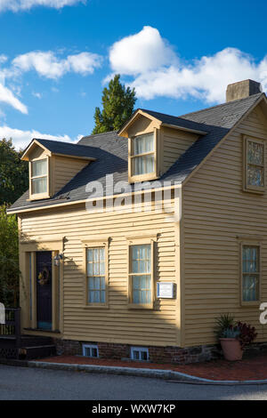 Tradizionale tipica ordinate di legno verniciato clapboard house di Newport, Rhode Island, STATI UNITI D'AMERICA Foto Stock