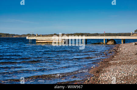 Pontile in legno con scaletta nel Mar Baltico su l'isola di Sandhamn, arcipelago di Stoccolma, Svezia Foto Stock