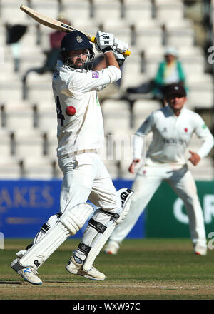 Hampshire James vince in azione di ovatta durante il giorno tre della contea di Specsavers divisione del campionato una corrispondenza alla ciotola Ageas, Southampton. Foto Stock