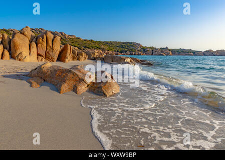 Vista ravvicinata di eroso rosse rocce granitiche sul "Plage d'Argent", prese alla fine del pomeriggio, Corsica, Francia Foto Stock