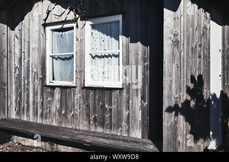 Palchi attaccato al rustico cabina estivo con tendine in windows, Sandhamn, arcipelago di Stoccolma, Svezia Foto Stock