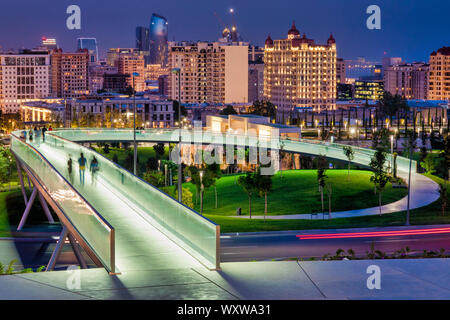 Ponte illuminato a Central Park, Baku, Azerbaijan Foto Stock