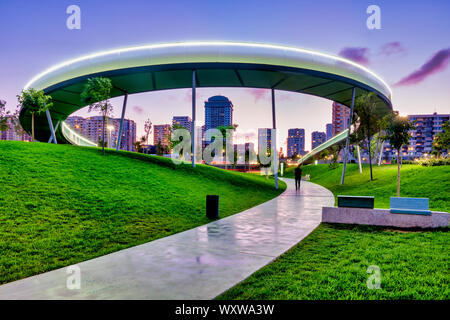 Ponte illuminato a Central Park , Baku in Azerbaijan Foto Stock