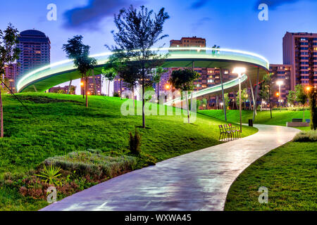 Ponte illuminato a Central Park , Baku in Azerbaijan Foto Stock