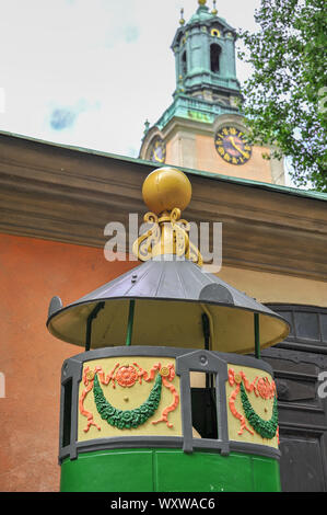 Antique Pissoir pubblico o un orinatoio in Gamla Stan Città Vecchia, Stoccolma, Svezia Foto Stock