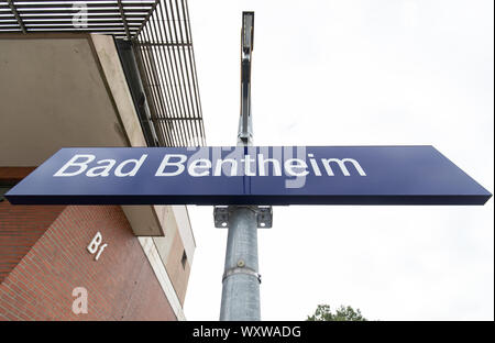 Bad Bentheim, Germania. Xviii Sep, 2019. Un segno segna la stazione di Bad Bentheim su una traccia. La stazione ferroviaria è stato votato in Germania della stazione ferroviaria dell'anno 2019 da una giuria della ferrovia associazione lobby Allianz pro Schiene. Credito: Friso Gentsch/dpa/Alamy Live News Foto Stock