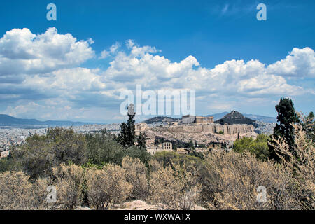 Atene, Grecia, giu 04, 2016.L'Acropoli di Atene e di parte della città di Atene visto dalla collina delle Muse. Foto Stock