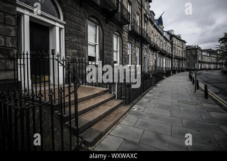 Vista su Coates Cresent, una terrazza georgiana a Edimburgo, Scozia. Foto Stock