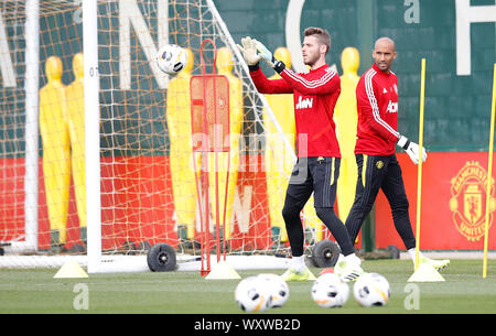 Il Manchester United portieri David De Gea e Lee concedere durante una sessione di formazione presso l'Aon addestramento complesso, Manchester. Foto Stock