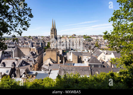 Quimper (Bretagna, a nord-ovest della Francia): centro città vista dal Parco del Mont Frugy. Tetti di case nel centro della città e le guglie del gatto Foto Stock