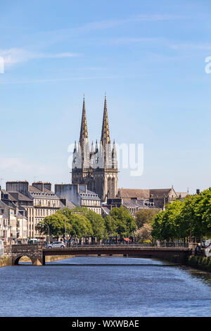 Quimper (Bretagna, a nord-ovest della Francia): panoramica del centro della città dal fiume l'Odet. Il fiume l'Odet, il centro città e le guglie del Duomo Foto Stock