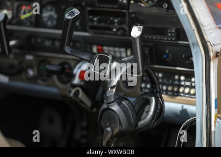 Dettagli con il cockpit e apparecchiature elettroniche di un aeromobile leggero Foto Stock