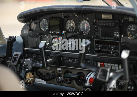 Dettagli con il cockpit e apparecchiature elettroniche di un aeromobile leggero Foto Stock