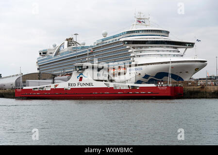 MV Kestral rosso traghetto merci dell'Imbuto Rosso della flotta di traghetti a fianco di una nave da crociera nel porto di Southampton. Foto Stock