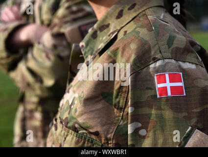 Donna soldato. Donna nell esercito. Bandiera della Danimarca sul braccio di soldati. Danimarca uniforme militare. Le truppe danesi Foto Stock