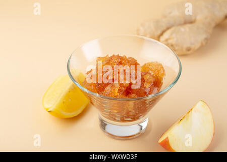 Apple e il limone marmellata di frutta in vetro, alimenti close-up Foto Stock