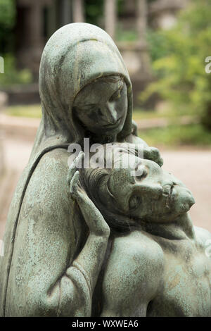 Dettaglio di antica statua in bronzo di morti Gesù Cristo giù dalla croce e la Vergine Maria Foto Stock