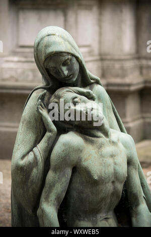 Dettaglio di antica statua in bronzo di morti Gesù Cristo giù dalla croce e la Vergine Maria Foto Stock