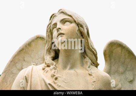 Angelo statua di pietra su una tomba nel Cimitero Monumentale (cimitero monumentale), uno dei due più grandi cimiteri in Milano, Italia Foto Stock