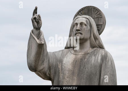 Milano, Italia: Gesù Cristo antica statua su una tomba nel Cimitero Monumentale (cimitero monumentale) Foto Stock