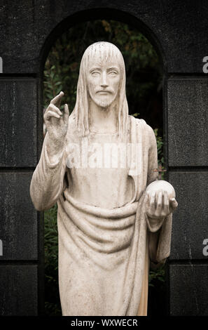 Milano, Italia: Gesù Cristo antica statua su una tomba nel Cimitero Monumentale (cimitero monumentale) Foto Stock