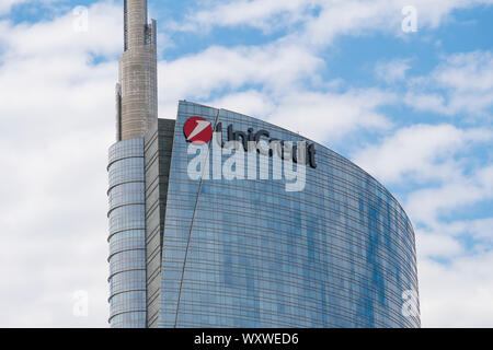 Milano, Italia: dettaglio di Unicredit Bank Headquarters grattacielo con logo aziendale Segno Foto Stock