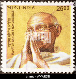 Il Mahatma Gandhi sorridente sulla indian francobollo Foto Stock