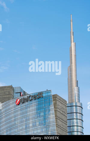 Milano, Italia: dettaglio di Unicredit Bank Headquarters grattacielo con logo aziendale Segno Foto Stock