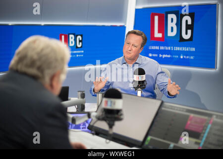 È sotto embargo per 0001 giovedì 19 settembre ex Primo Ministro David Cameron durante un intervista con il presentatore Nick Ferrari nella LBC studios a Global Radio nel quadrato di Leicester, Londra. L'intervista è impostato per il broadcast di giovedì. Foto Stock