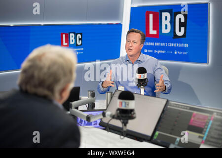 È sotto embargo per 0001 giovedì 19 settembre ex Primo Ministro David Cameron durante un intervista con il presentatore Nick Ferrari nella LBC studios a Global Radio nel quadrato di Leicester, Londra. L'intervista è impostato per il broadcast di giovedì. Foto Stock