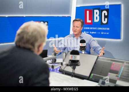 È sotto embargo per 0001 giovedì 19 settembre ex Primo Ministro David Cameron durante un intervista con il presentatore Nick Ferrari nella LBC studios a Global Radio nel quadrato di Leicester, Londra. L'intervista è impostato per il broadcast di giovedì. Foto Stock