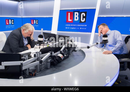 È sotto embargo per 0001 giovedì 19 settembre ex Primo Ministro David Cameron durante un intervista con il presentatore Nick Ferrari nella LBC studios a Global Radio nel quadrato di Leicester, Londra. L'intervista è impostato per il broadcast di giovedì. Foto Stock