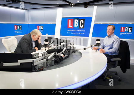 È sotto embargo per 0001 giovedì 19 settembre ex Primo Ministro David Cameron durante un intervista con il presentatore Nick Ferrari nella LBC studios a Global Radio nel quadrato di Leicester, Londra. L'intervista è impostato per il broadcast di giovedì. Foto Stock