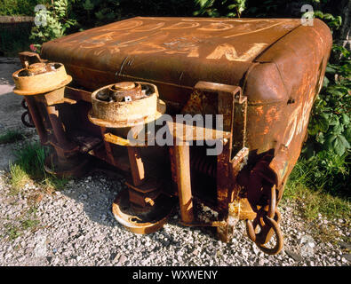 Ribaltata e ferrovia abbandonata carrello nella stazione Meliden cantiere, Prestatyn e Dyserth linea ferroviaria, Dyserth, Denbighshire, Galles. Foto Stock