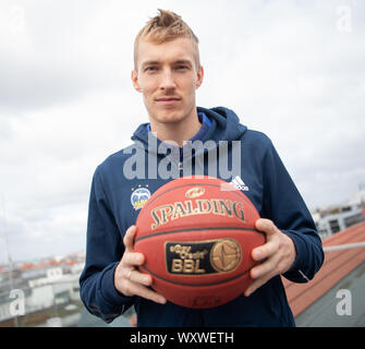 Berlino, Germania. Xviii Sep, 2019. Basket: Bundesliga, season opener-Pk Alba Berlino, Niels Giffey di Alba Berlino con una palla da basket in mano Credito: Tom Weller/dpa/Alamy Live News Foto Stock