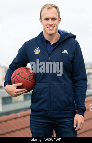 Berlino, Germania. Xviii Sep, 2019. Basket: Bundesliga, season opener-Pk Alba Berlino, Luca Sikma da Alba Berlino con palla in mano Credito: Tom Weller/dpa/Alamy Live News Foto Stock