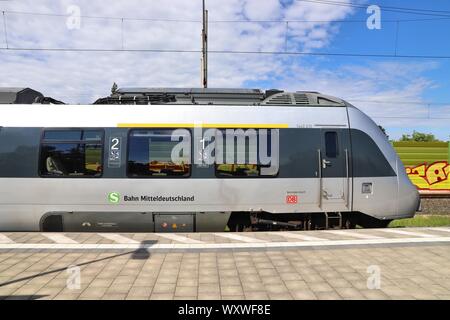 LEIPZIG, Germania - 9 Maggio 2018: Elettrico i mezzi di trasporto pubblici stazione della S-Bahn Mitteldeutschland. Il treno è gestito da DB Regione. Si tratta di Bombardier Foto Stock