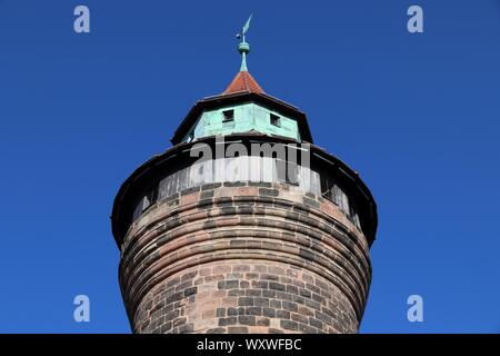 La città di Norimberga in Germania (regione della Franconia centrale). Il castello imperiale - Sinwell Torre. Foto Stock