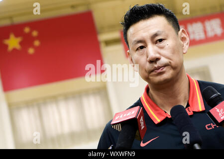 --FILE--allenatore Li Nan è intervistato dopo essere stato il coach di cinesi della squadra di Pallacanestro maschile della a Pechino in Cina, 27 settembre 2018. Dopo le scarse prestazioni durante i giochi nel 2019 FIBA World Cup, il pullman Li Nan che ha guidato i cinesi della squadra di Pallacanestro maschile della a un ventiquattresimo posto intende dimettersi, 18 settembre 2019. Foto Stock