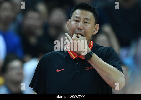 --FILE--allenatore Li Nan reagisce durante una partita contro il Camerun nella città di Ningbo, Cina orientale della provincia di Zhejiang, 26 luglio 2019. Dopo le scarse prestazioni durante i giochi nel 2019 FIBA World Cup, il pullman Li Nan che ha guidato i cinesi della squadra di Pallacanestro maschile della a un ventiquattresimo posto intende dimettersi, 18 settembre 2019. Foto Stock