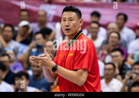 --FILE--allenatore Li Nan reagisce durante una partita contro la Tunisia nella città di Shenzhen, Cina del sud della provincia di Guangdong, 23 luglio 2019. Dopo le scarse prestazioni durante i giochi nel 2019 FIBA World Cup, il pullman Li Nan che ha guidato i cinesi della squadra di Pallacanestro maschile della a un ventiquattresimo posto intende dimettersi, 18 settembre 2019. Foto Stock