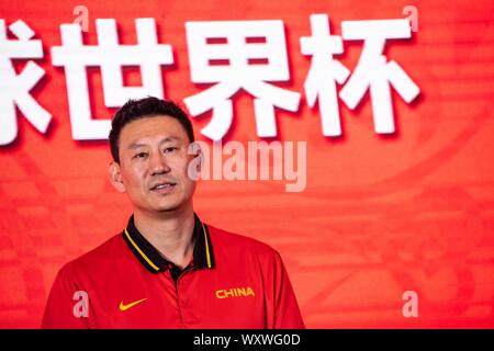 --FILE--allenatore Li Nan appare in occasione di una cerimonia che si terrà prima della FIBA World Cup nella città di Guangzhou, Cina del sud della provincia di Guangdong, 22 agosto 2019. Dopo le scarse prestazioni durante i giochi nel 2019 FIBA World Cup, il pullman Li Nan che ha guidato i cinesi della squadra di Pallacanestro maschile della a un ventiquattresimo posto intende dimettersi, 18 settembre 2019. Foto Stock