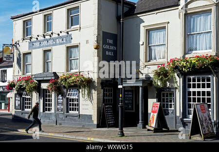 La palla dorata pub in Poulton-le-Fylde, Lancashire, Inghilterra, Regno Unito Foto Stock